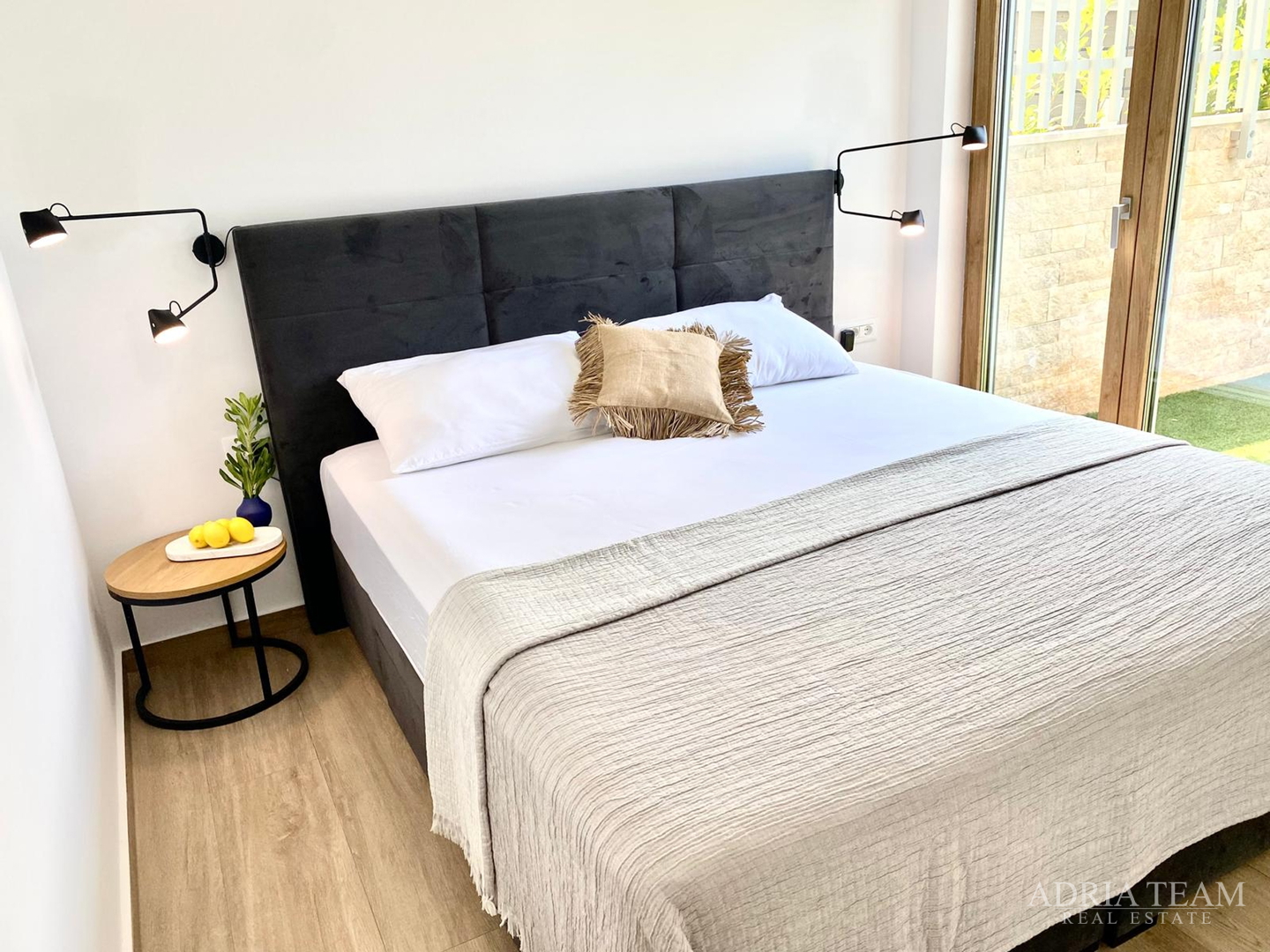 LUKSUZAN DVOETAŽNI APARTMAN, PRVI RED DO MORA, NOVOGRADNJA - POVLJANA, PAG