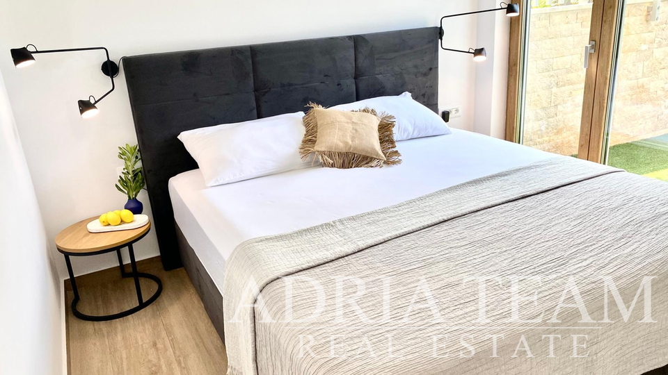 LUKSUZAN DVOETAŽNI APARTMAN, PRVI RED DO MORA, NOVOGRADNJA - POVLJANA, PAG