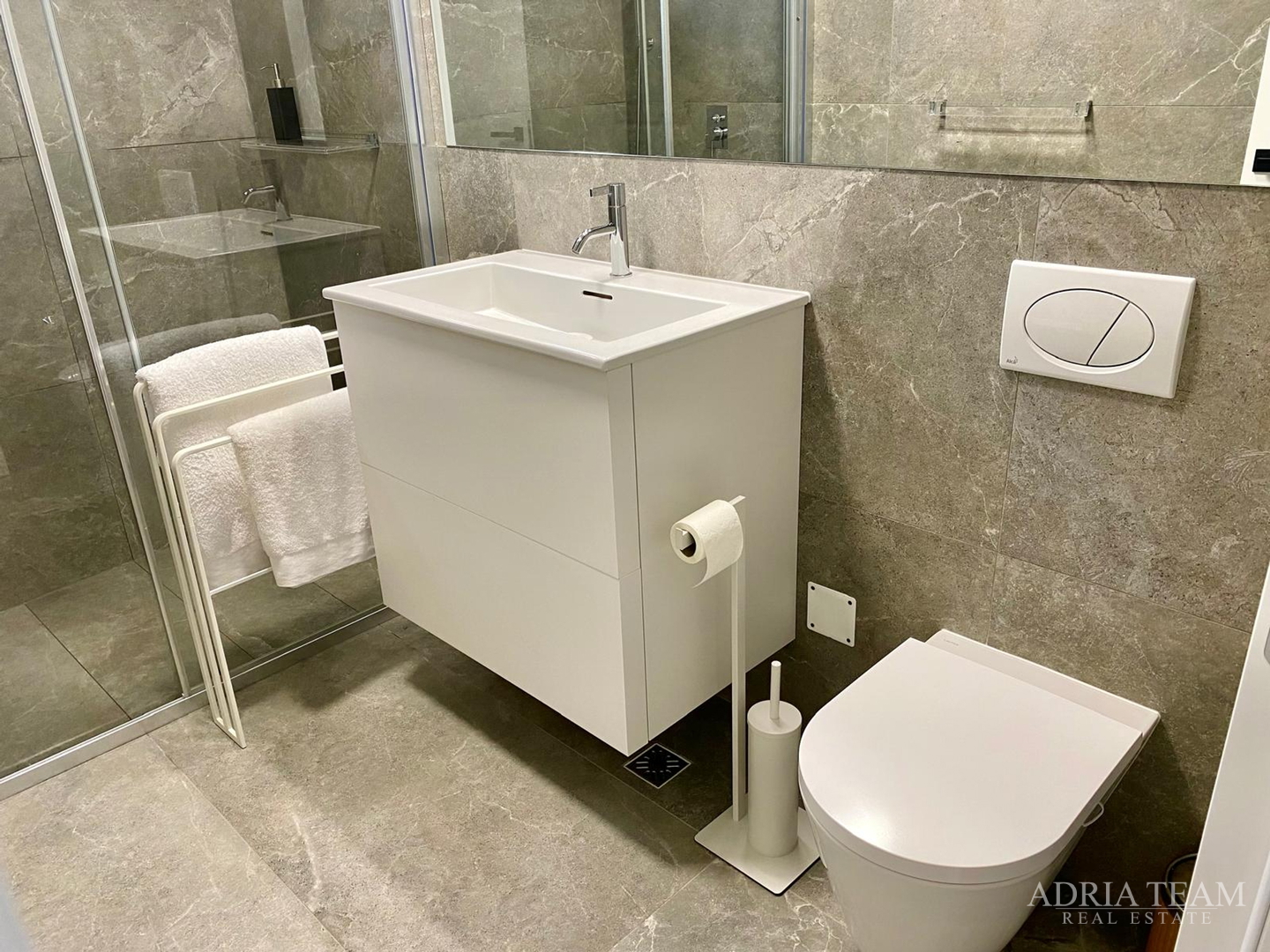 LUKSUZAN DVOETAŽNI APARTMAN, PRVI RED DO MORA, NOVOGRADNJA - POVLJANA, PAG