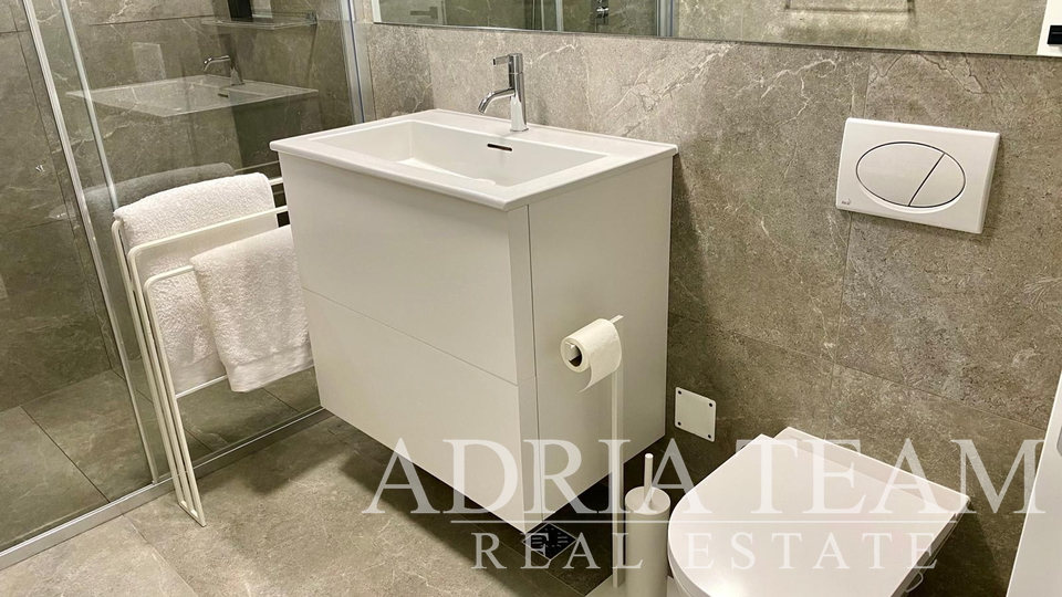 LUKSUZAN DVOETAŽNI APARTMAN, PRVI RED DO MORA, NOVOGRADNJA - POVLJANA, PAG