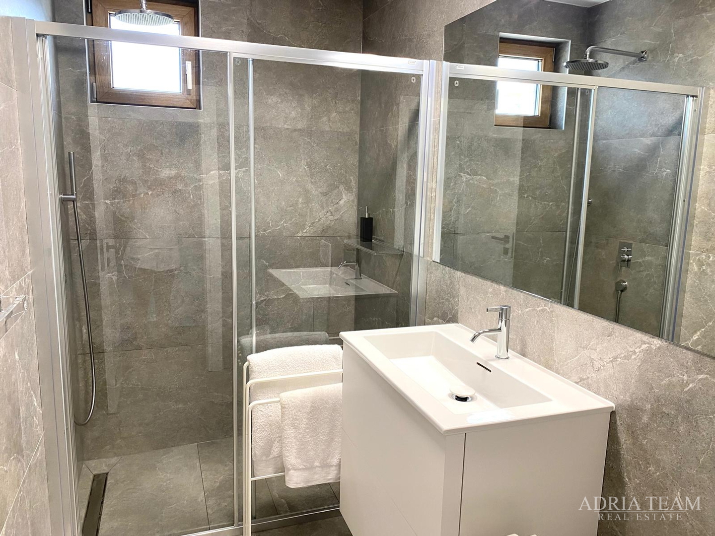 LUKSUZAN DVOETAŽNI APARTMAN, PRVI RED DO MORA, NOVOGRADNJA - POVLJANA, PAG