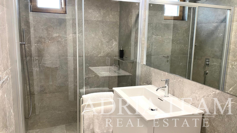 LUKSUZAN DVOETAŽNI APARTMAN, PRVI RED DO MORA, NOVOGRADNJA - POVLJANA, PAG