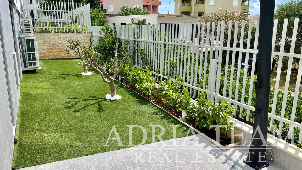 LUKSUZAN DVOETAŽNI APARTMAN, PRVI RED DO MORA, NOVOGRADNJA - POVLJANA, PAG