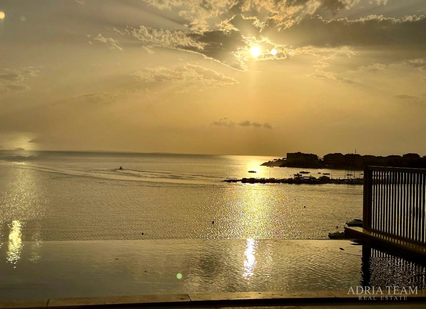 LUKSUZAN DVOETAŽNI APARTMAN, PRVI RED DO MORA, NOVOGRADNJA - POVLJANA, PAG