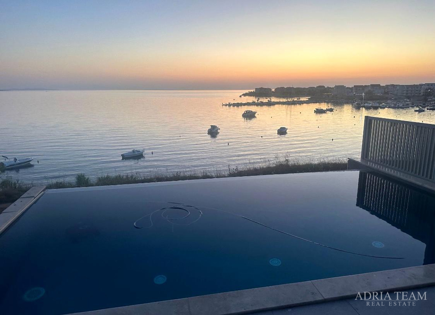 LUKSUZAN DVOETAŽNI APARTMAN, PRVI RED DO MORA, NOVOGRADNJA - POVLJANA, PAG