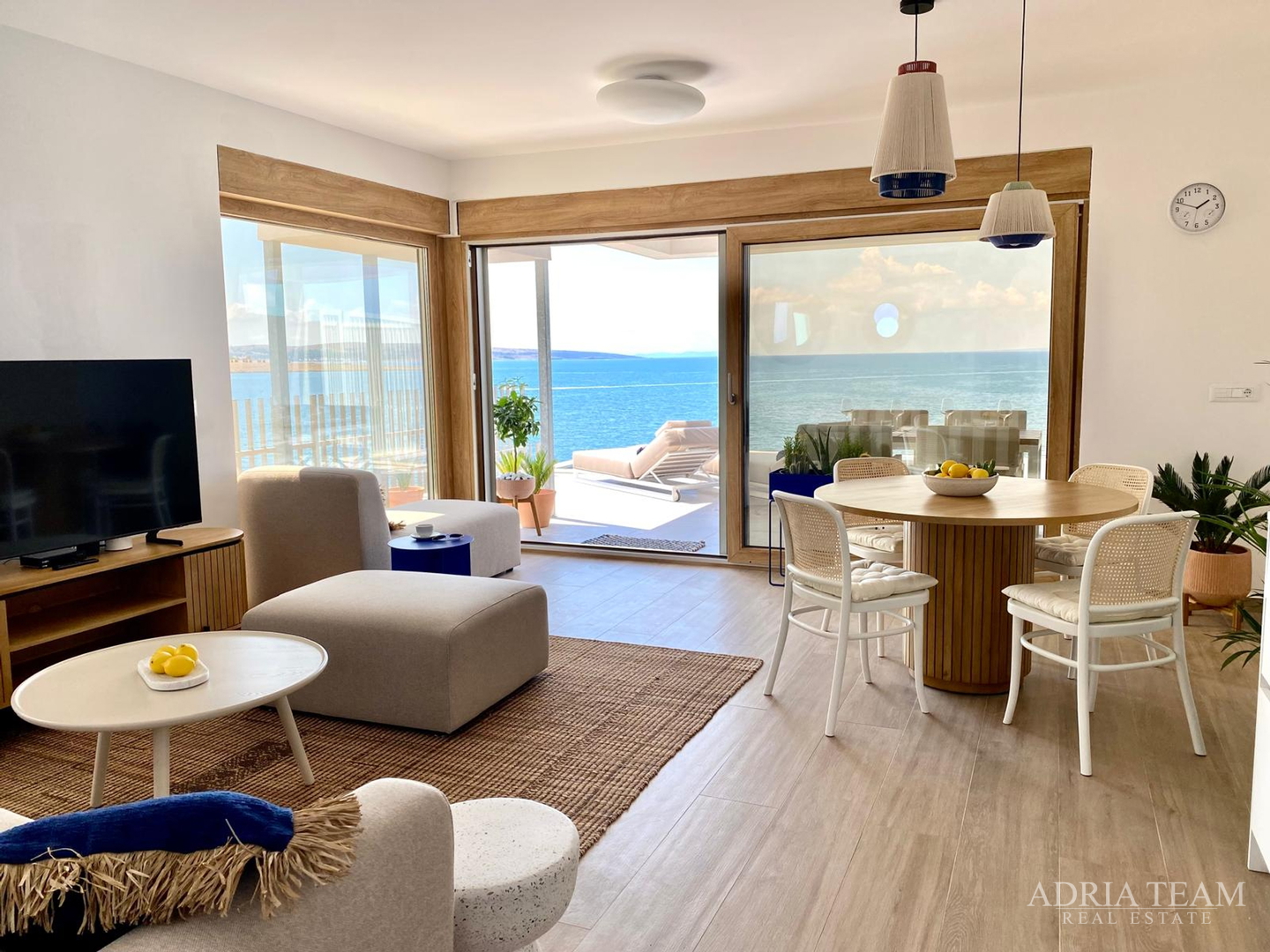 LUKSUZAN DVOETAŽNI APARTMAN, PRVI RED DO MORA, NOVOGRADNJA - POVLJANA, PAG