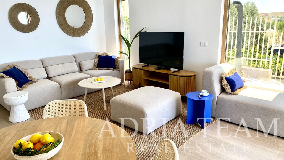 LUKSUZAN DVOETAŽNI APARTMAN, PRVI RED DO MORA, NOVOGRADNJA - POVLJANA, PAG