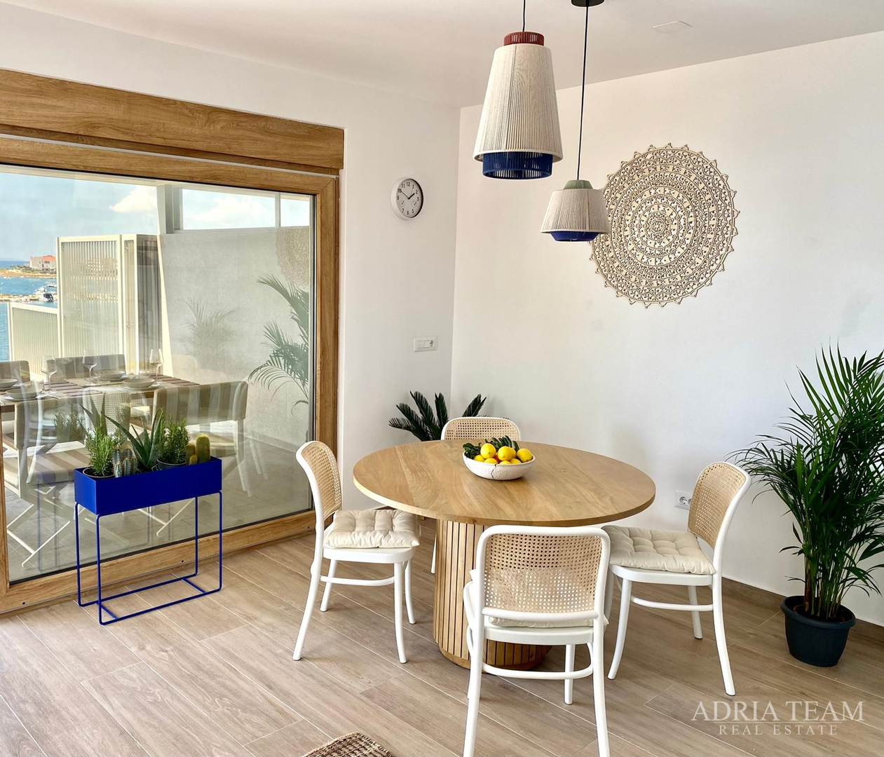 LUKSUZAN DVOETAŽNI APARTMAN, PRVI RED DO MORA, NOVOGRADNJA - POVLJANA, PAG