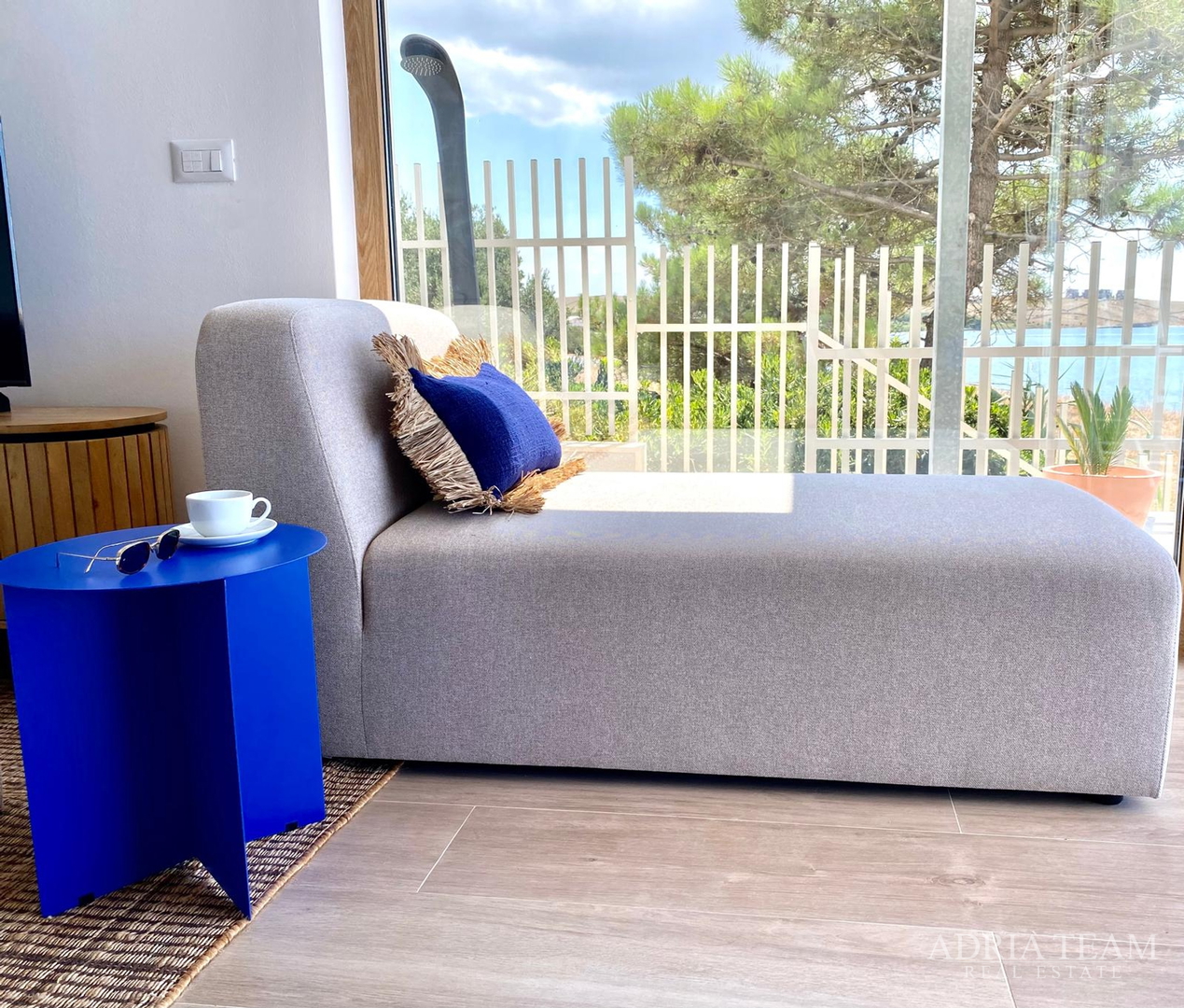 LUKSUZAN DVOETAŽNI APARTMAN, PRVI RED DO MORA, NOVOGRADNJA - POVLJANA, PAG