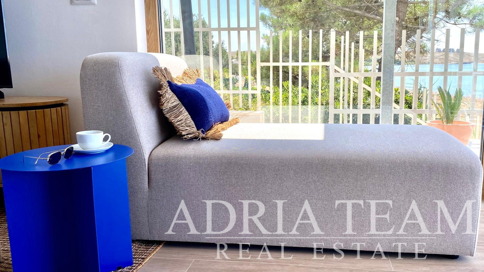 LUKSUZAN DVOETAŽNI APARTMAN, PRVI RED DO MORA, NOVOGRADNJA - POVLJANA, PAG