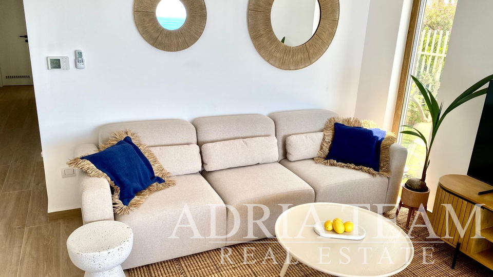 LUKSUZAN DVOETAŽNI APARTMAN, PRVI RED DO MORA, NOVOGRADNJA - POVLJANA, PAG