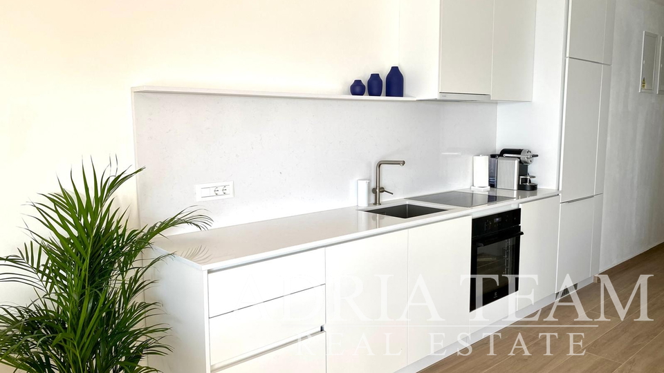 LUKSUZAN DVOETAŽNI APARTMAN, PRVI RED DO MORA, NOVOGRADNJA - POVLJANA, PAG