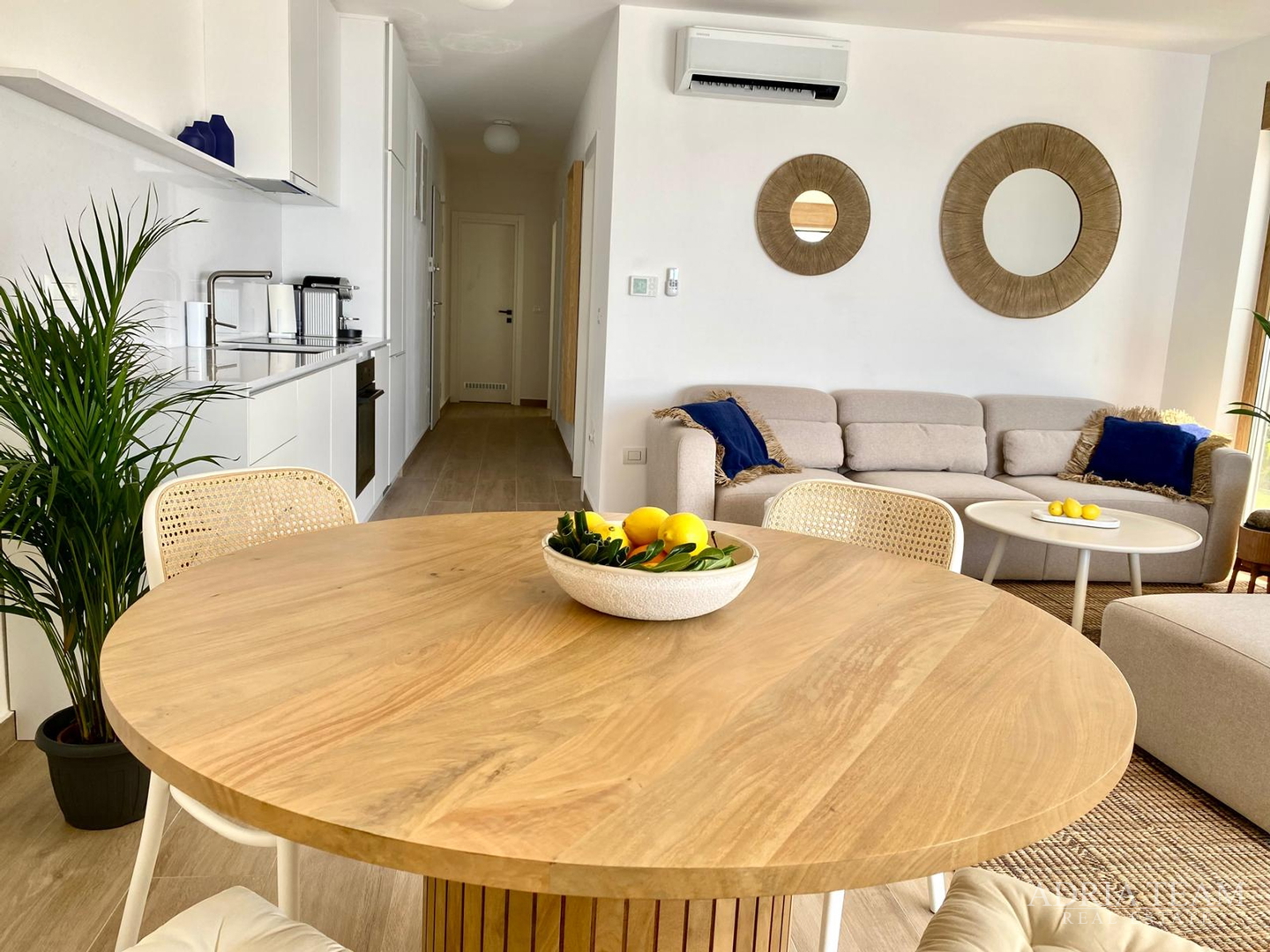 LUKSUZAN DVOETAŽNI APARTMAN, PRVI RED DO MORA, NOVOGRADNJA - POVLJANA, PAG