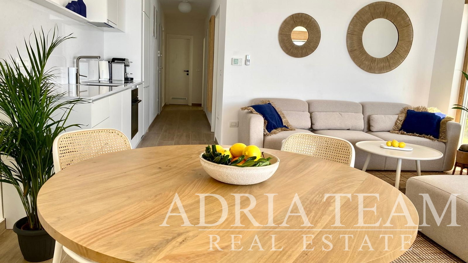 LUKSUZAN DVOETAŽNI APARTMAN, PRVI RED DO MORA, NOVOGRADNJA - POVLJANA, PAG