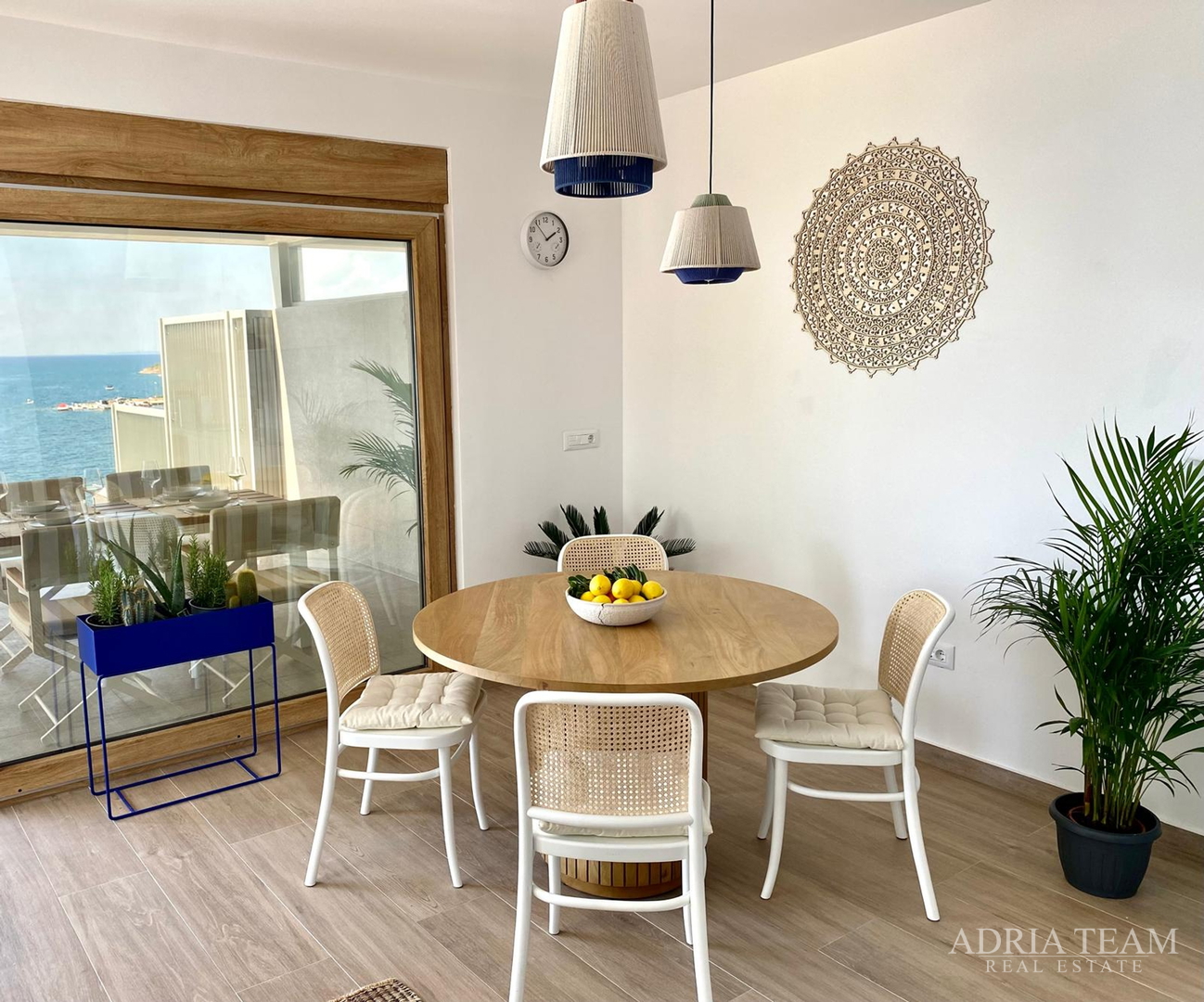 LUKSUZAN DVOETAŽNI APARTMAN, PRVI RED DO MORA, NOVOGRADNJA - POVLJANA, PAG