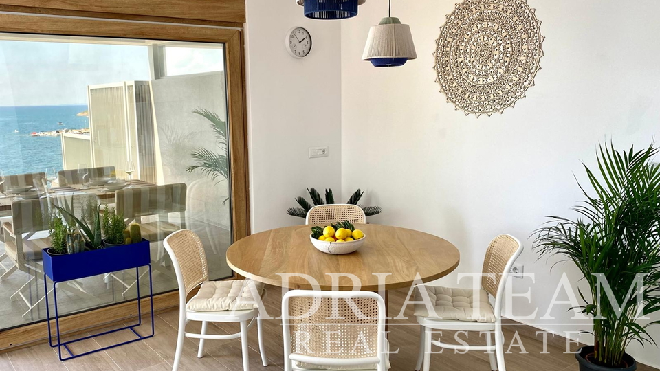 LUKSUZAN DVOETAŽNI APARTMAN, PRVI RED DO MORA, NOVOGRADNJA - POVLJANA, PAG