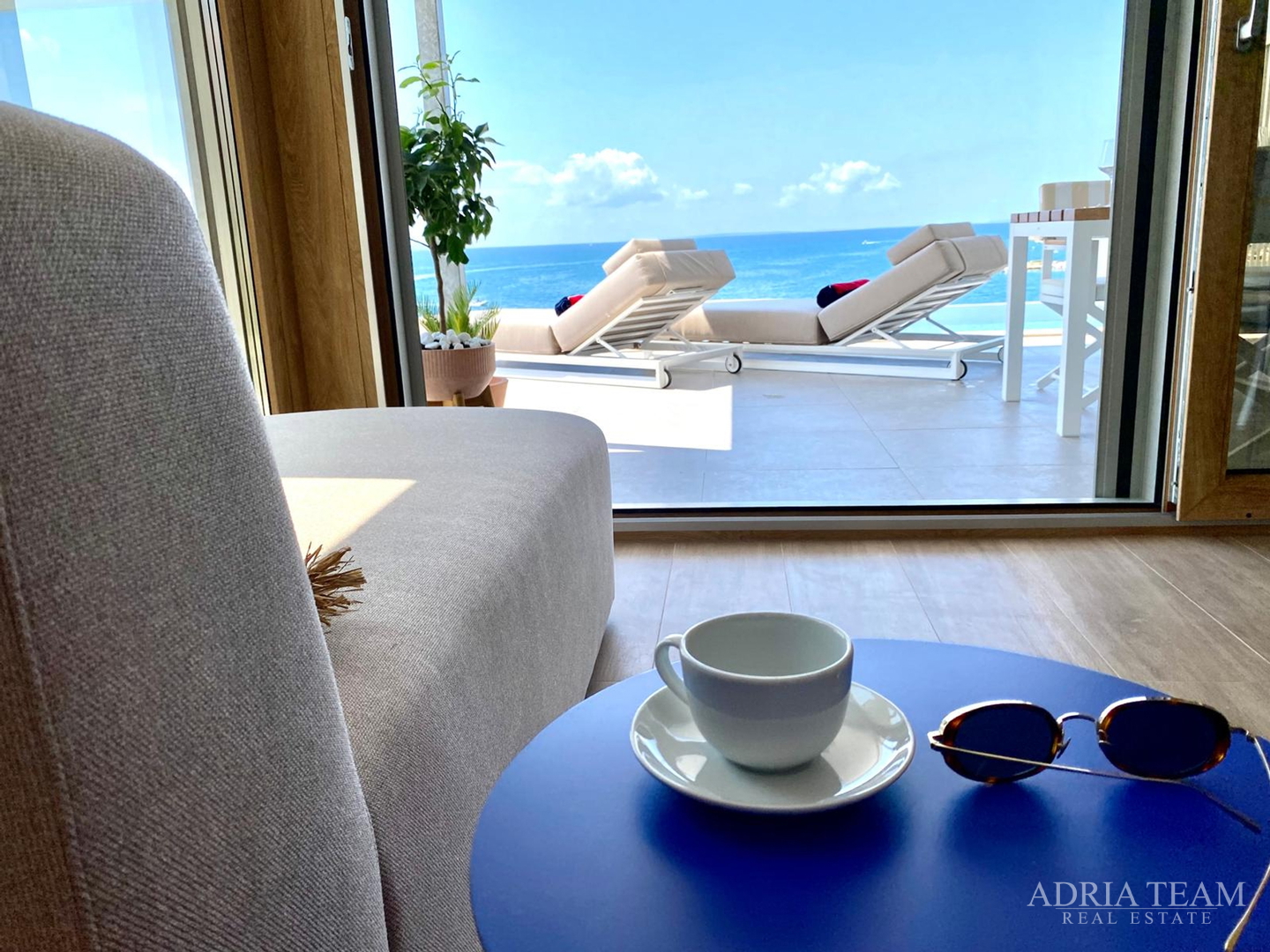 LUKSUZAN DVOETAŽNI APARTMAN, PRVI RED DO MORA, NOVOGRADNJA - POVLJANA, PAG