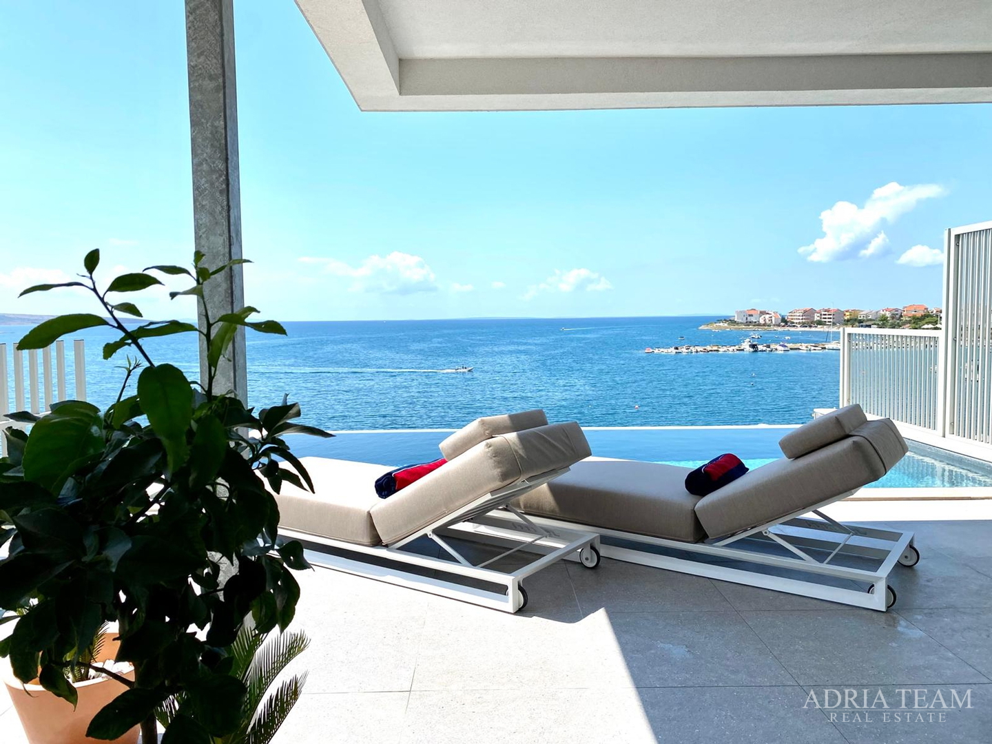 LUKSUZAN DVOETAŽNI APARTMAN, PRVI RED DO MORA, NOVOGRADNJA - POVLJANA, PAG