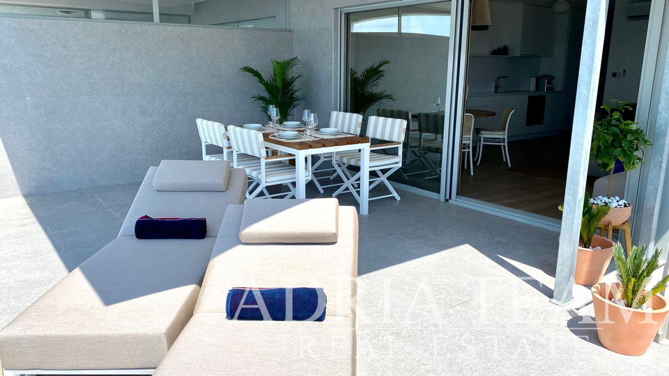 LUKSUZAN DVOETAŽNI APARTMAN, PRVI RED DO MORA, NOVOGRADNJA - POVLJANA, PAG
