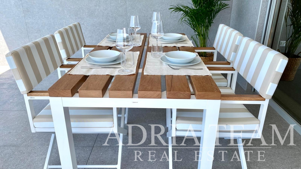 LUKSUZAN DVOETAŽNI APARTMAN, PRVI RED DO MORA, NOVOGRADNJA - POVLJANA, PAG