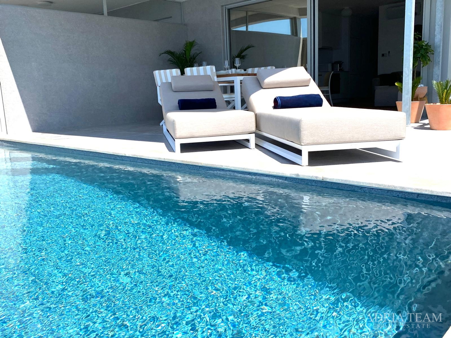 LUKSUZAN DVOETAŽNI APARTMAN, PRVI RED DO MORA, NOVOGRADNJA - POVLJANA, PAG