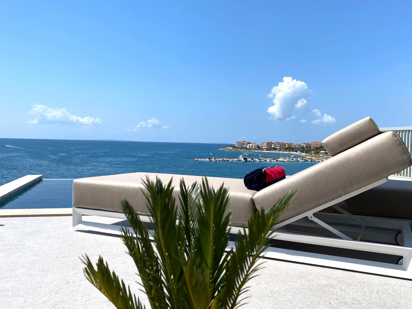 LUKSUZAN DVOETAŽNI APARTMAN, PRVI RED DO MORA, NOVOGRADNJA - POVLJANA, PAG