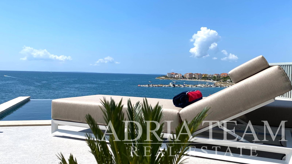 LUKSUZAN DVOETAŽNI APARTMAN, PRVI RED DO MORA, NOVOGRADNJA - POVLJANA, PAG