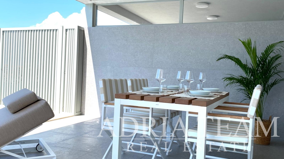 LUKSUZAN DVOETAŽNI APARTMAN, PRVI RED DO MORA, NOVOGRADNJA - POVLJANA, PAG