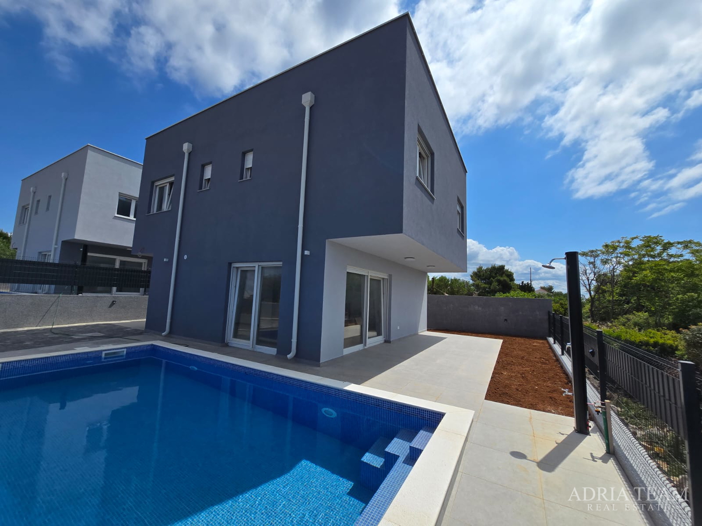 DVIJE KUĆE S BAZENOM - VIR