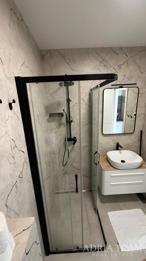 SPACIOUS RENOVATED GROUND FLOOR APARTMENT WITH TWO GARDENS AND A TERRACE - PETRČANE