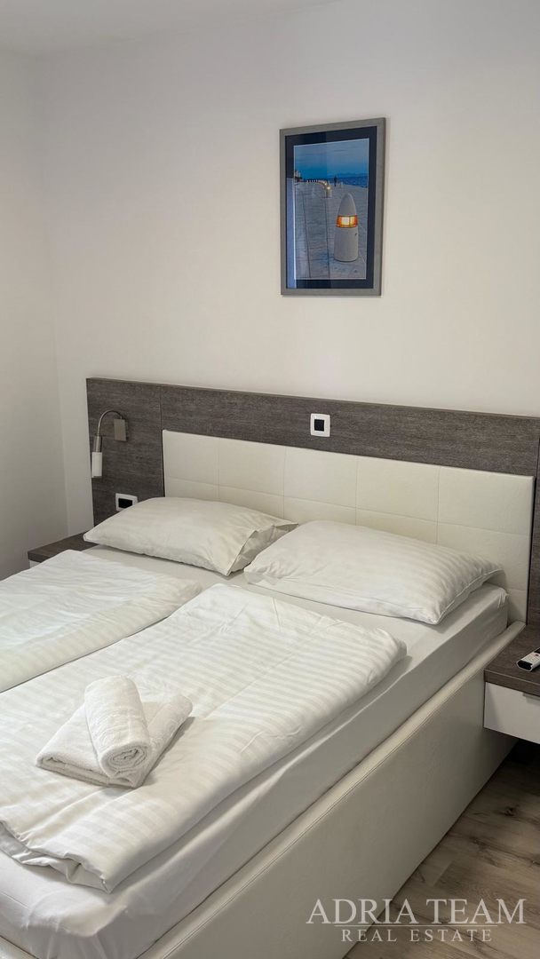 SPACIOUS RENOVATED GROUND FLOOR APARTMENT WITH TWO GARDENS AND A TERRACE - PETRČANE