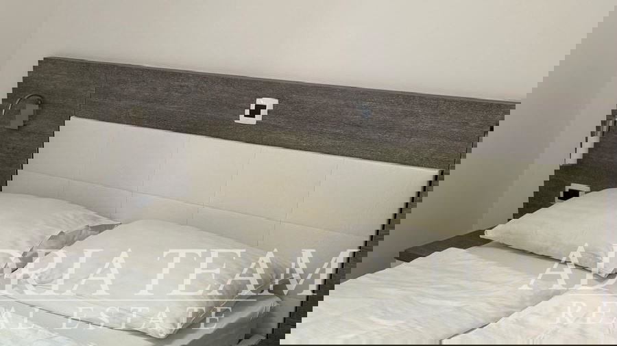 PROSTORNÝ PŘÍZEMNÍ REKONSTRUOVANÝ APARTMÁN S DVĚMA ZAHRADAMI A TERASOU - PETRČANE