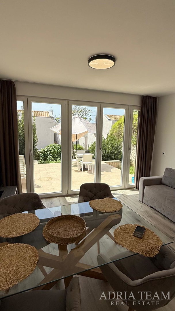 SPACIOUS RENOVATED GROUND FLOOR APARTMENT WITH TWO GARDENS AND A TERRACE - PETRČANE