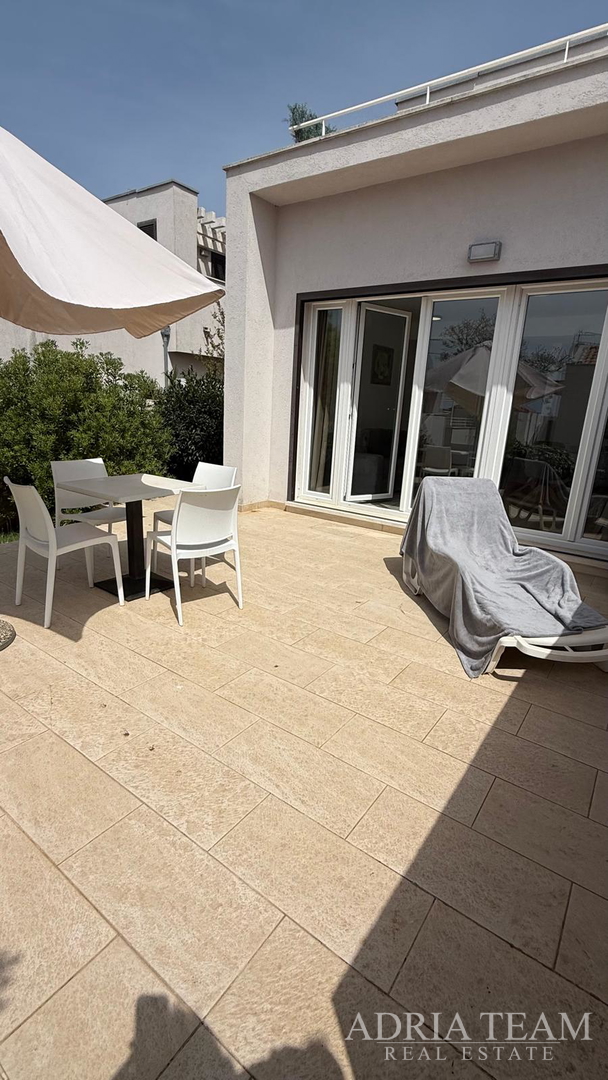 SPACIOUS RENOVATED GROUND FLOOR APARTMENT WITH TWO GARDENS AND A TERRACE - PETRČANE