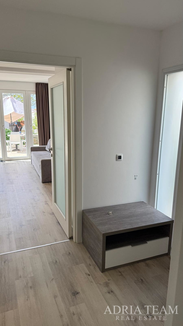 SPACIOUS RENOVATED GROUND FLOOR APARTMENT WITH TWO GARDENS AND A TERRACE - PETRČANE