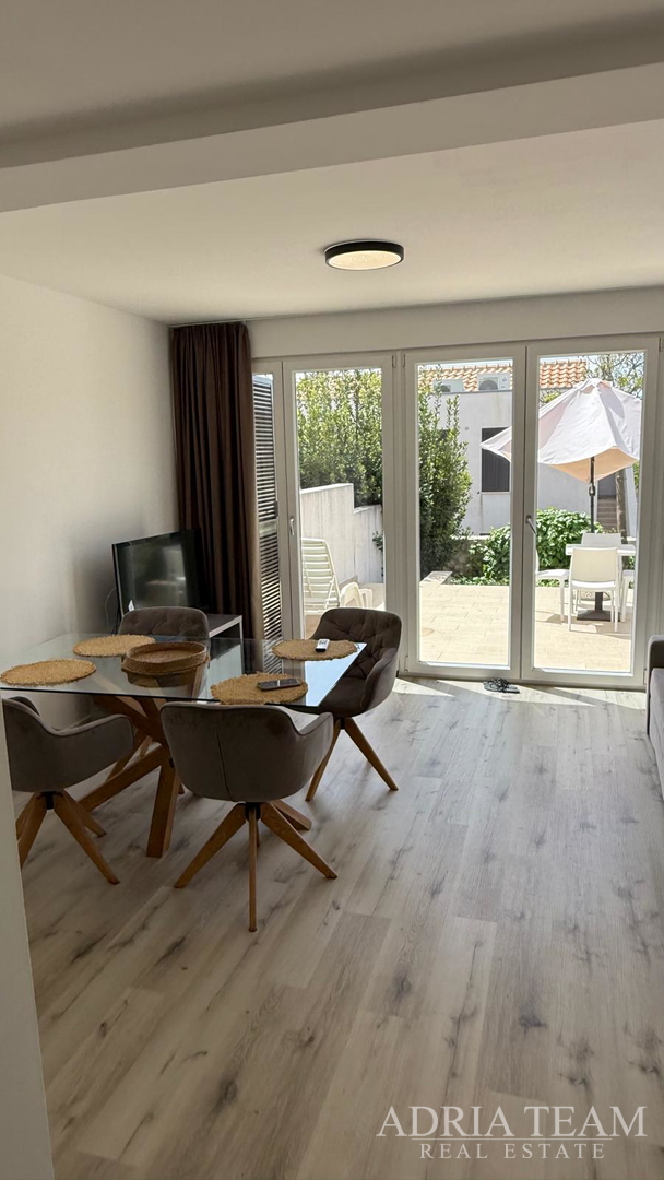 SPACIOUS RENOVATED GROUND FLOOR APARTMENT WITH TWO GARDENS AND A TERRACE - PETRČANE