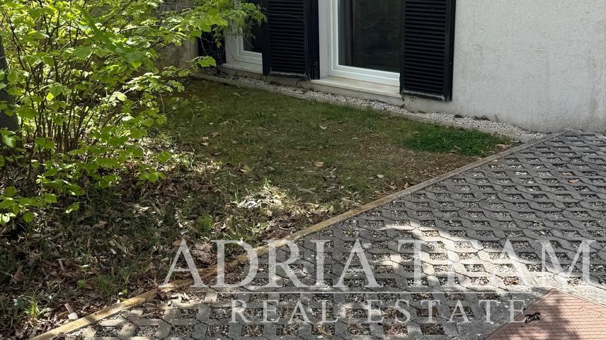 PROSTORNÝ PŘÍZEMNÍ REKONSTRUOVANÝ APARTMÁN S DVĚMA ZAHRADAMI A TERASOU - PETRČANE