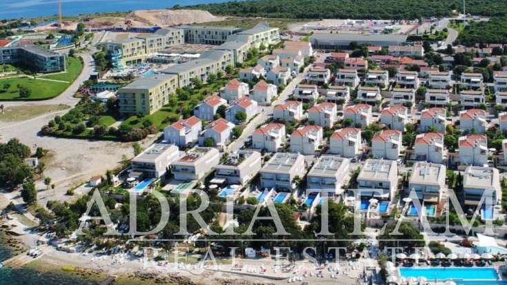 PROSTORNÝ PŘÍZEMNÍ REKONSTRUOVANÝ APARTMÁN S DVĚMA ZAHRADAMI A TERASOU - PETRČANE