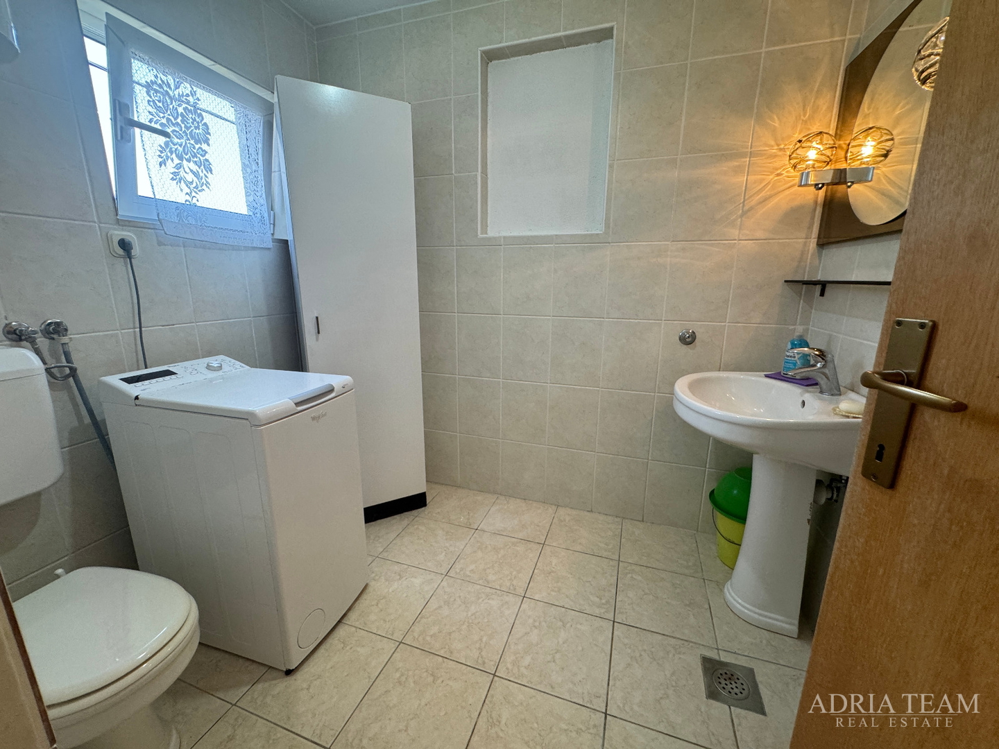 PRILIKA! KUĆA S POMOĆNIM OBJEKTOM (SPREMIŠTE + LJETNA KUHINJA) - STOMORSKA, ŠOLTA