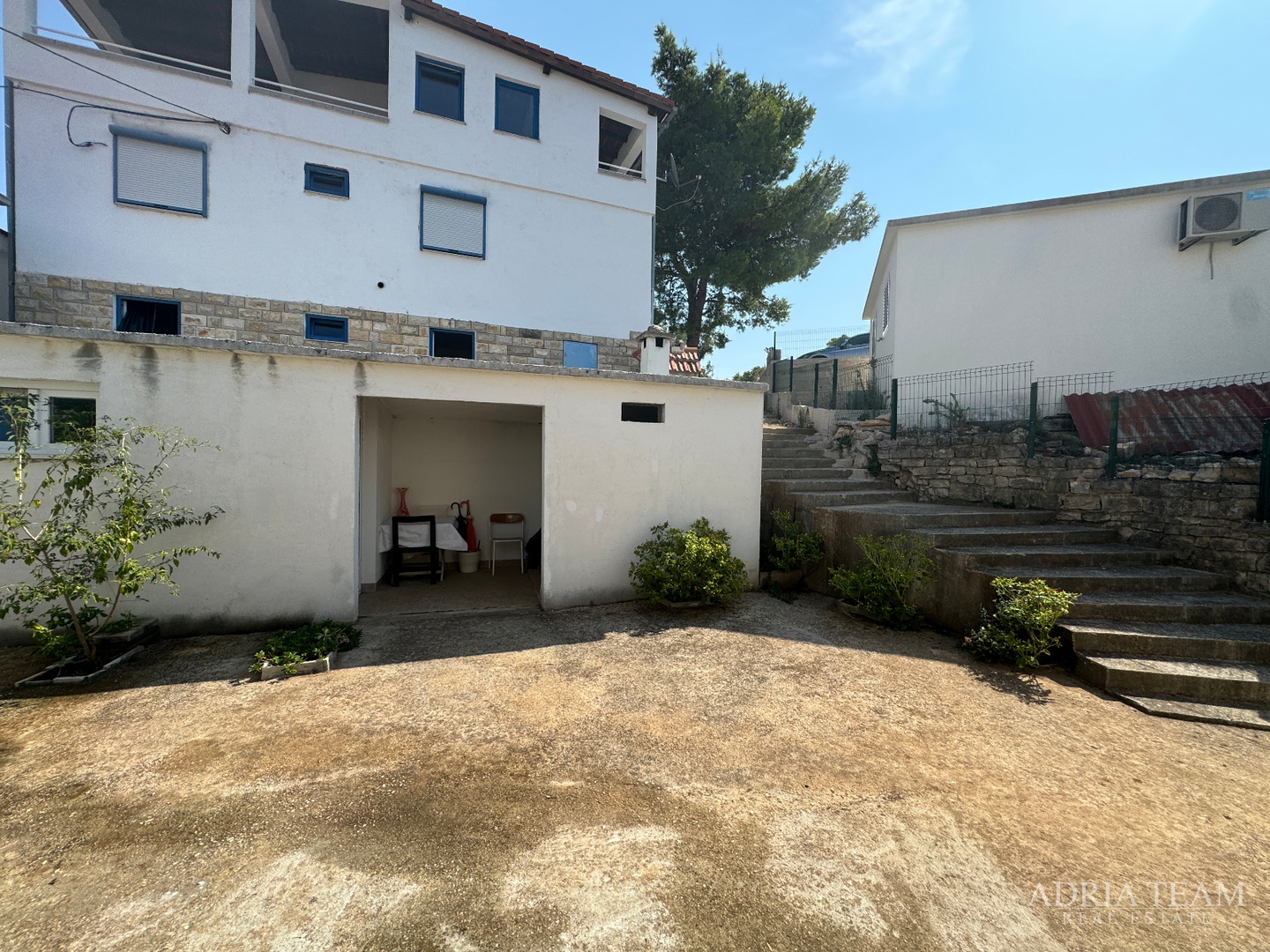 PRILIKA! KUĆA S POMOĆNIM OBJEKTOM (SPREMIŠTE + LJETNA KUHINJA) - STOMORSKA, ŠOLTA