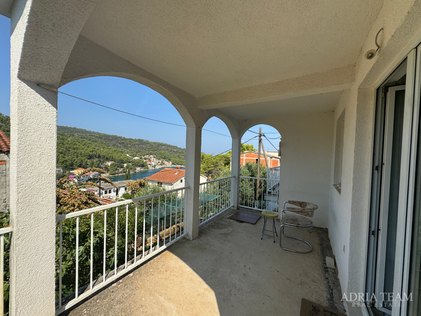 PRILIKA! KUĆA S POMOĆNIM OBJEKTOM (SPREMIŠTE + LJETNA KUHINJA) - STOMORSKA, ŠOLTA