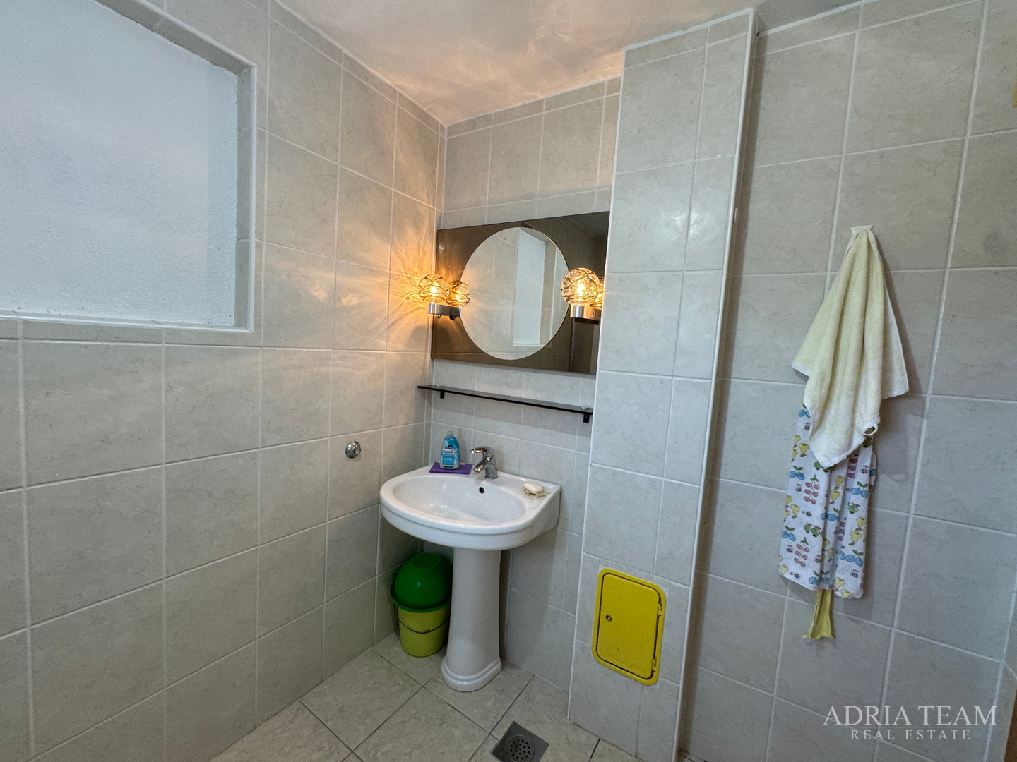 PRILIKA! KUĆA S POMOĆNIM OBJEKTOM (SPREMIŠTE + LJETNA KUHINJA) - STOMORSKA, ŠOLTA