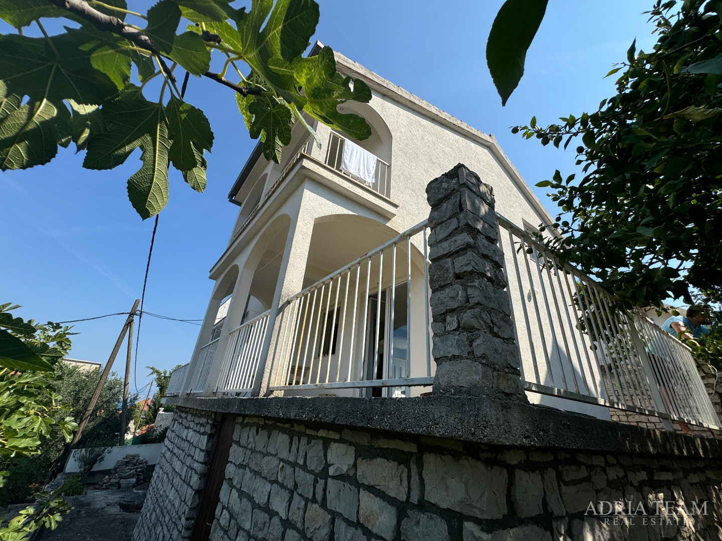 PRILIKA! KUĆA S POMOĆNIM OBJEKTOM (SPREMIŠTE + LJETNA KUHINJA) - STOMORSKA, ŠOLTA