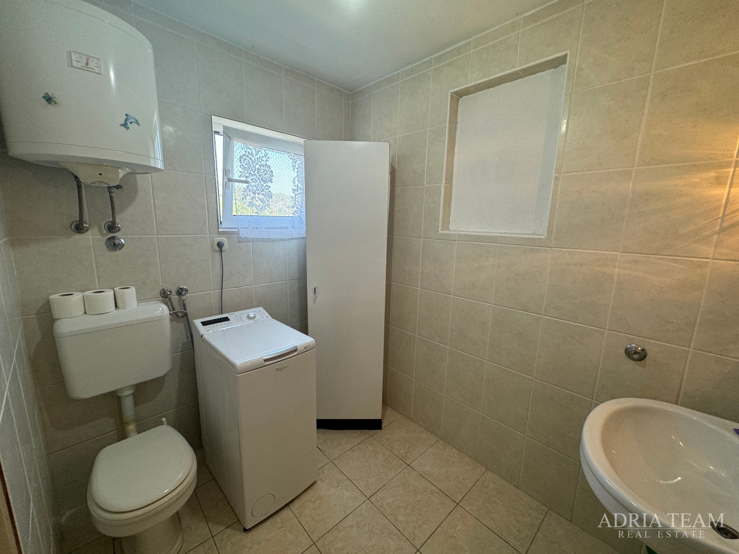 PRILIKA! KUĆA S POMOĆNIM OBJEKTOM (SPREMIŠTE + LJETNA KUHINJA) - STOMORSKA, ŠOLTA