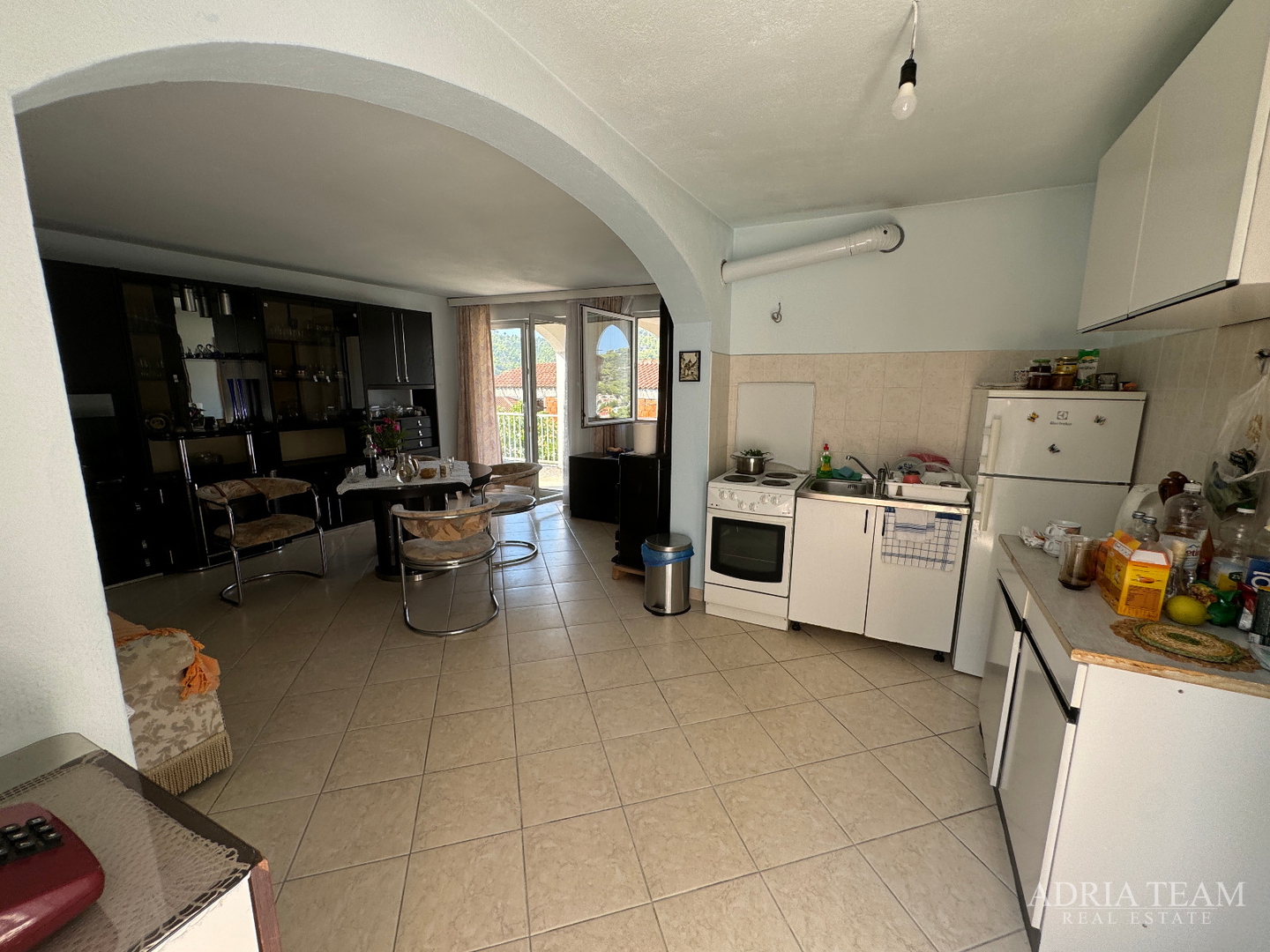 PRILIKA! KUĆA S POMOĆNIM OBJEKTOM (SPREMIŠTE + LJETNA KUHINJA) - STOMORSKA, ŠOLTA