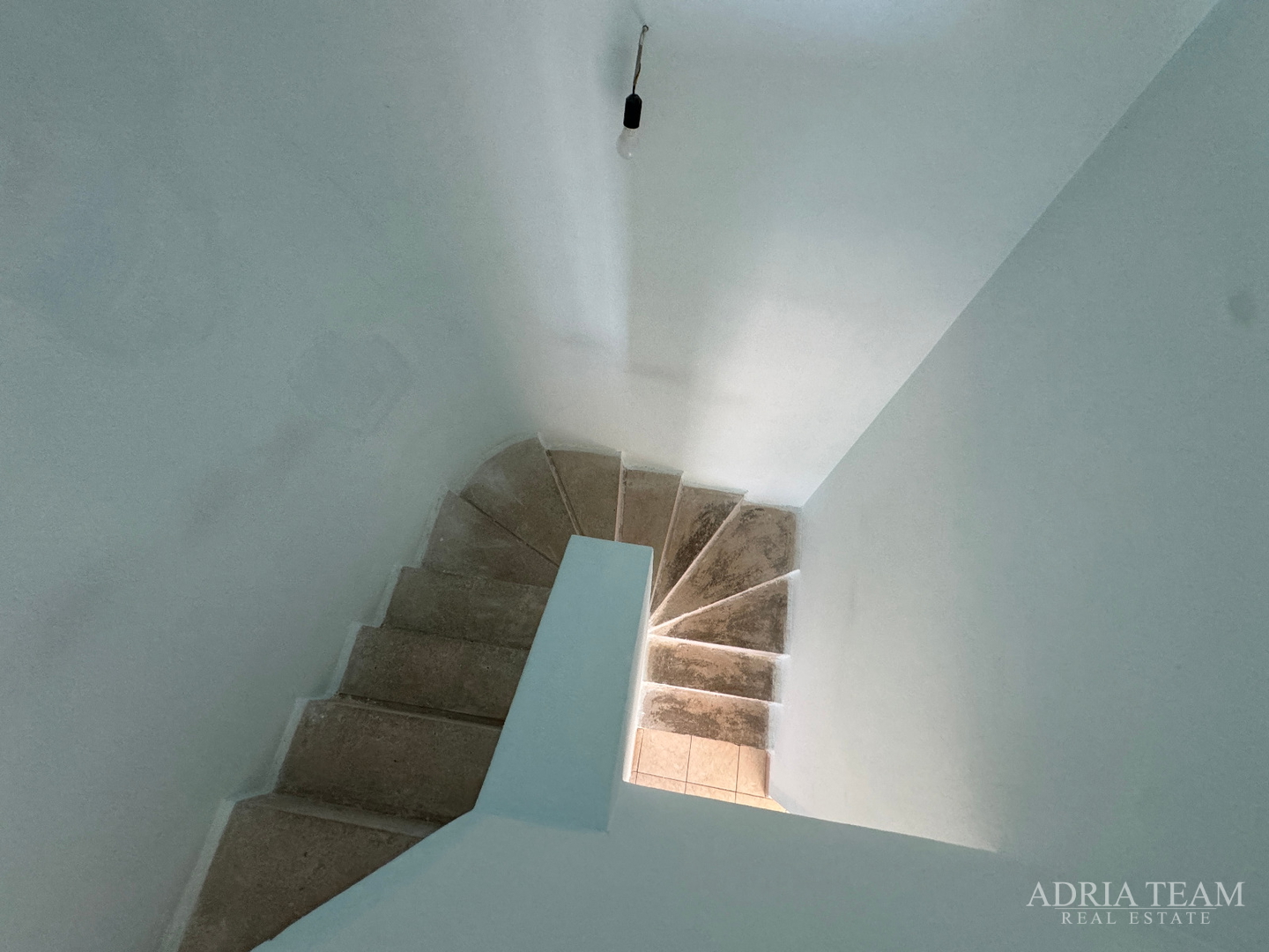 PRILIKA! KUĆA S POMOĆNIM OBJEKTOM (SPREMIŠTE + LJETNA KUHINJA) - STOMORSKA, ŠOLTA