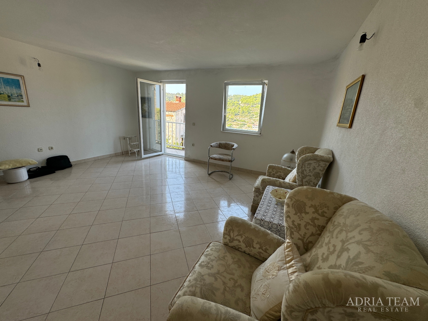 PRILIKA! KUĆA S POMOĆNIM OBJEKTOM (SPREMIŠTE + LJETNA KUHINJA) - STOMORSKA, ŠOLTA