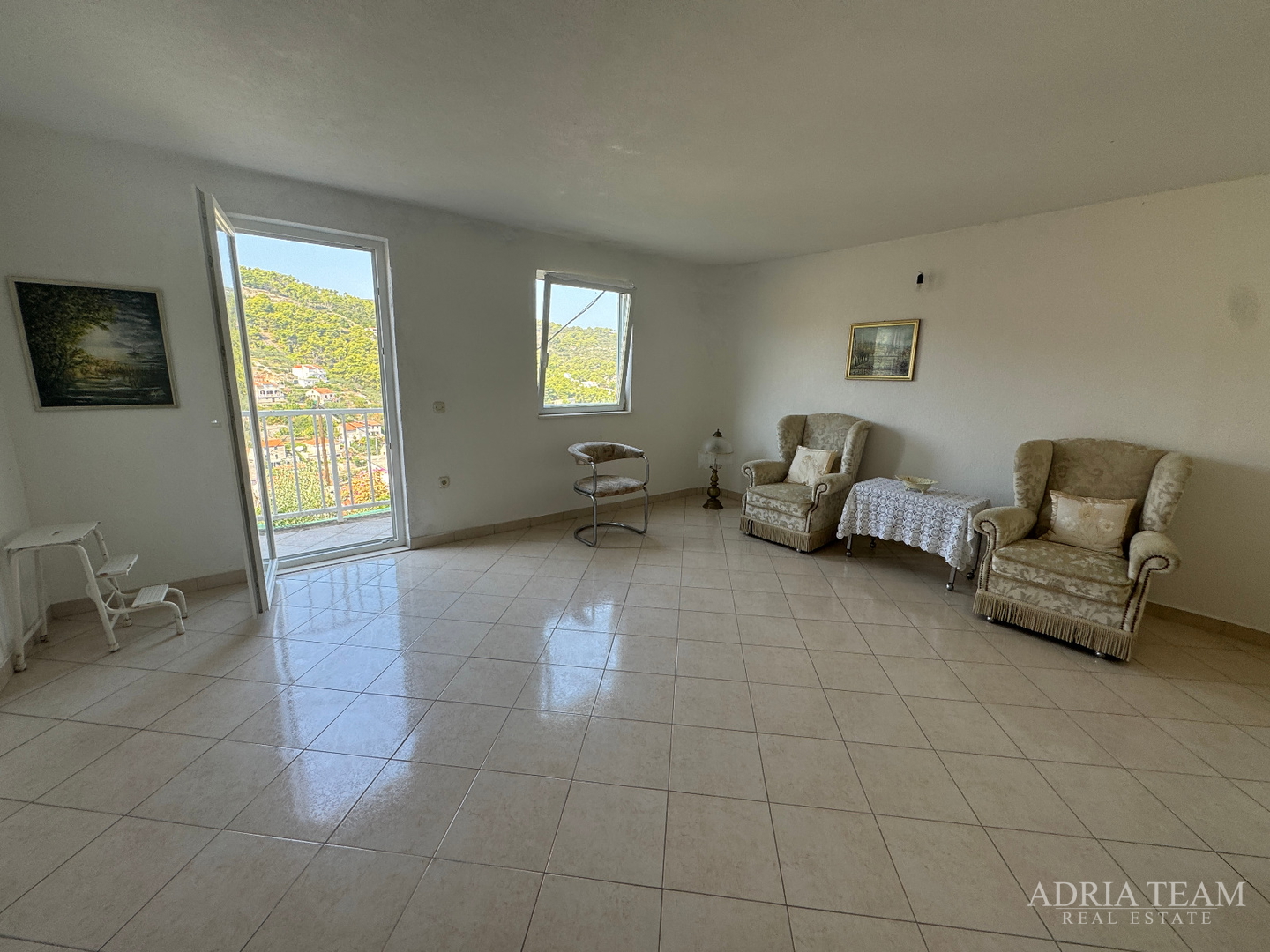 PRILIKA! KUĆA S POMOĆNIM OBJEKTOM (SPREMIŠTE + LJETNA KUHINJA) - STOMORSKA, ŠOLTA