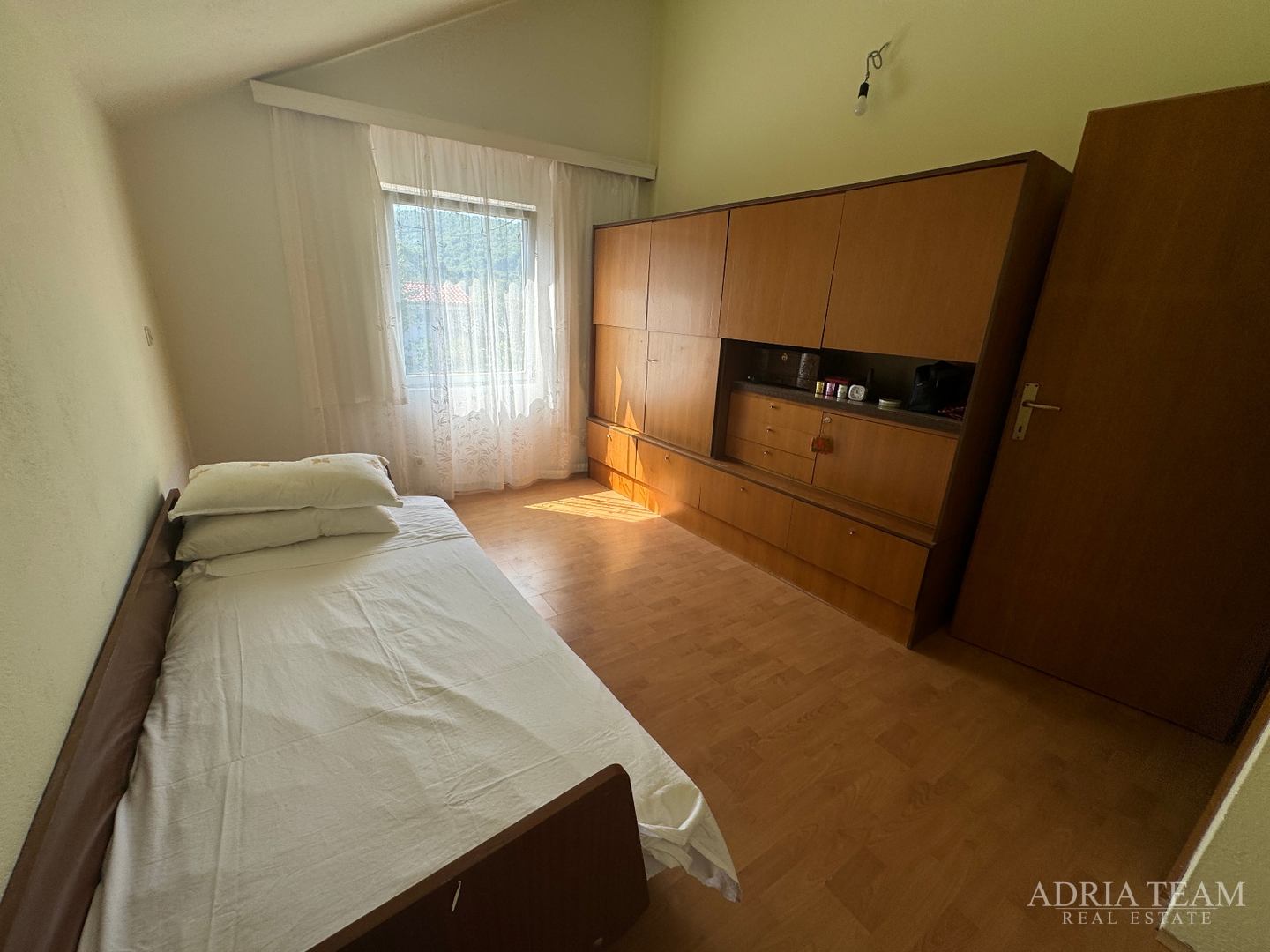 PRILIKA! KUĆA S POMOĆNIM OBJEKTOM (SPREMIŠTE + LJETNA KUHINJA) - STOMORSKA, ŠOLTA