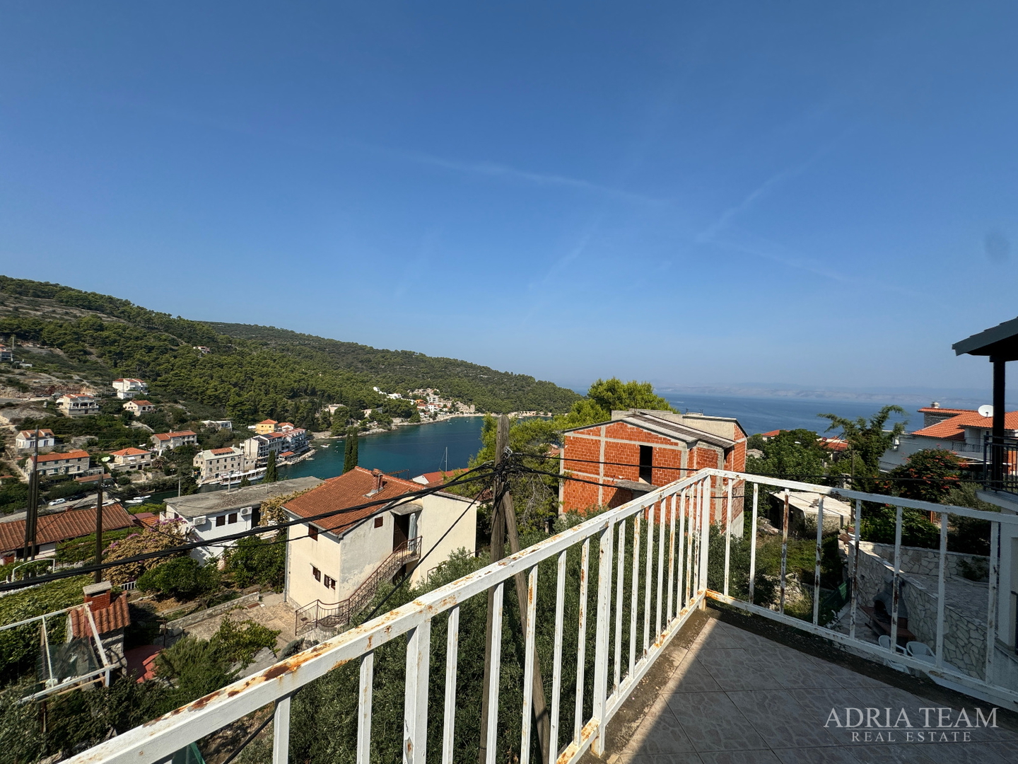 PRILIKA! KUĆA S POMOĆNIM OBJEKTOM (SPREMIŠTE + LJETNA KUHINJA) - STOMORSKA, ŠOLTA